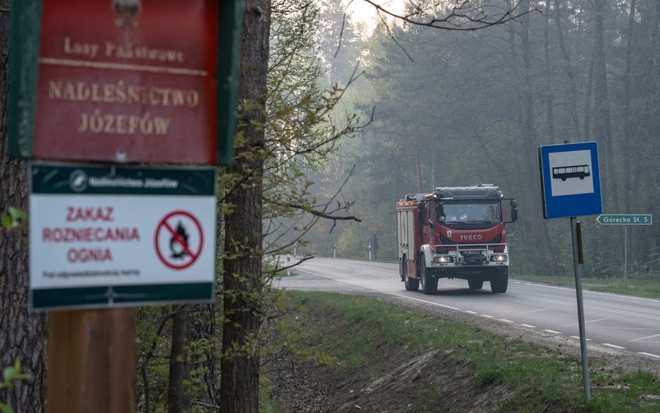 Od wtorkowego popołudnia strażacy walczą z pożarem lasu w pow. biłgorajskim w nadleśnictwie Józefów,