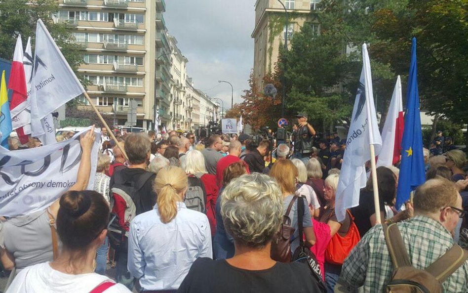 Protestujący wjechali do Sejmu w bagażniku samochodu Scheuring-Wielgus