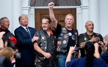 Prezydent i jego zwolennicy przed Trump National Golf Club w New Jersey
