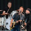 Grają i śpiewają: Bruce Springsteen i Steve Van Zandt, w głębi perkusista Max Weinberg