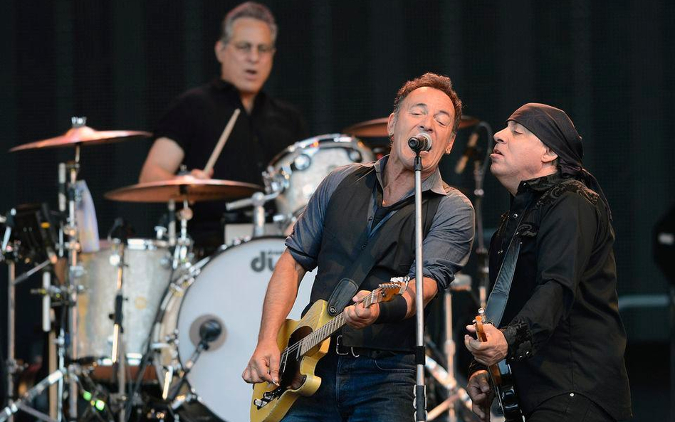 Grają i śpiewają: Bruce Springsteen i Steve Van Zandt, w głębi perkusista Max Weinberg