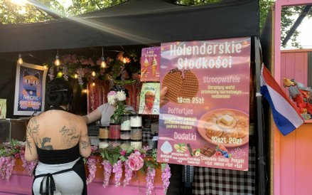 Stoisko "Holenderskie Słodkości", oferujące klasyczne stroopwafle z gorącym karmelem i puffertjes, c