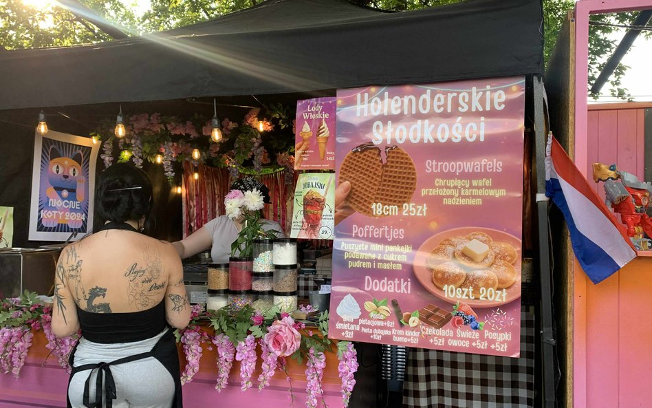 Stoisko "Holenderskie Słodkości", oferujące klasyczne stroopwafle z gorącym karmelem i puffertjes, c