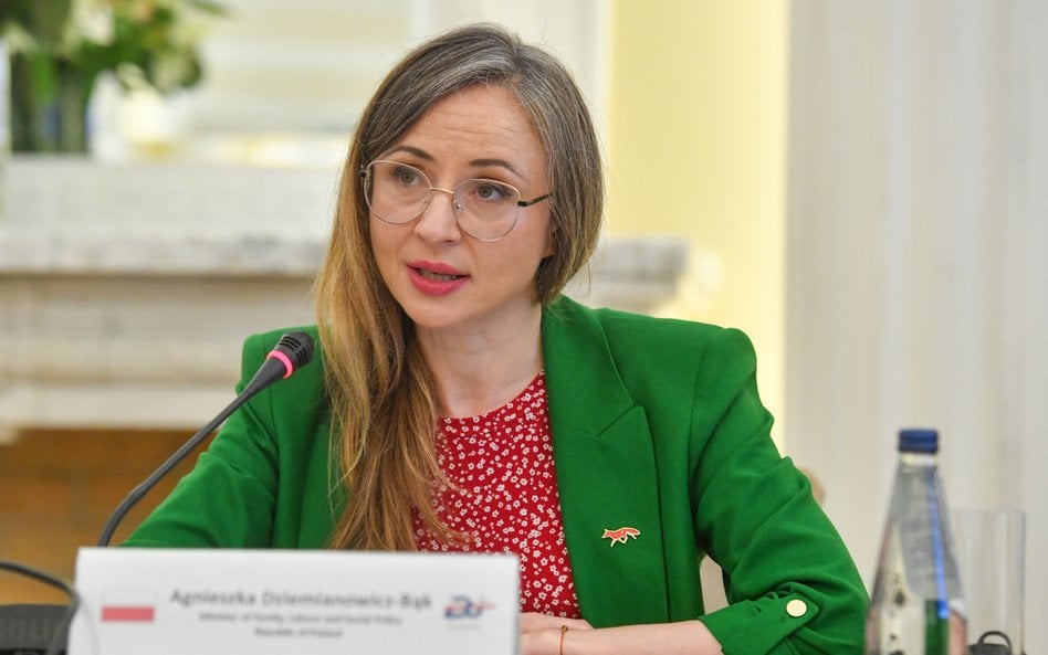 Jeżeli staż to praca, to powinna wiązać się z godnym wynagrodzeniem - uważa minister rodziny, pracy 