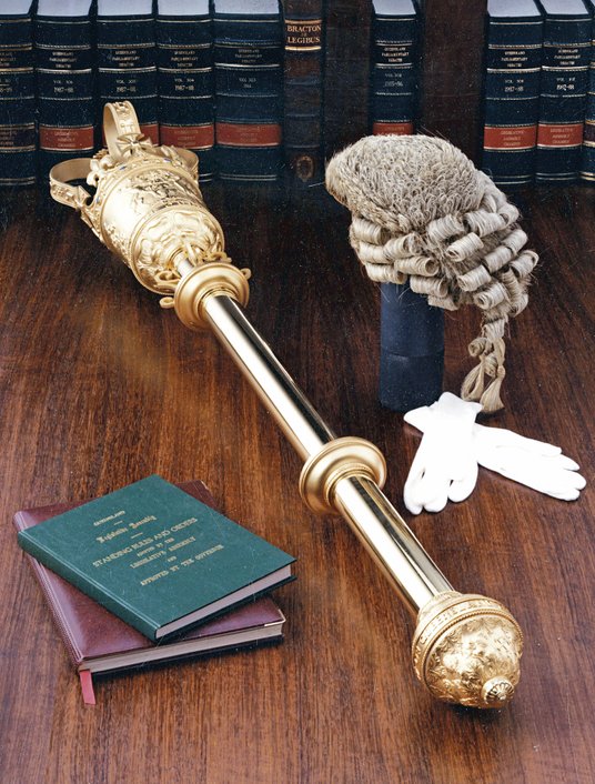 Ceremonial mace – zdobiona buława noszona przed władcą lub dostojnikami państwowymi podczas ceremoni