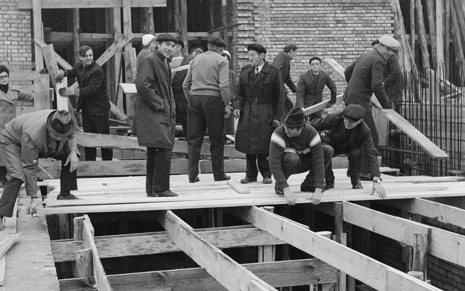 istopad 1973 - Czyn społeczny działaczy Zjednoczonego Stronnictwa Ludowego. Ochotnicy układają ruszt