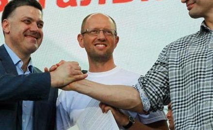 Opozycja na razie razem. Od lewej: Ołeh Tiahnybok, Arsenij Jaceniuk, Witalij Kliczko
