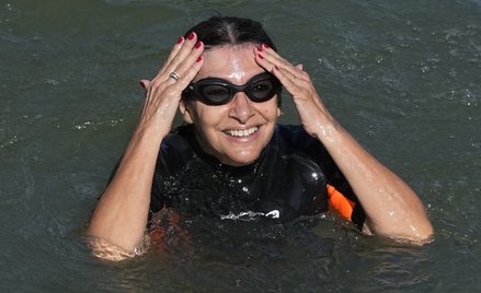 Anne Hidalgo, mer Paryża, jest kolejną kobietą politykiem, która w ostatnim czasie wykąpała się Sekw