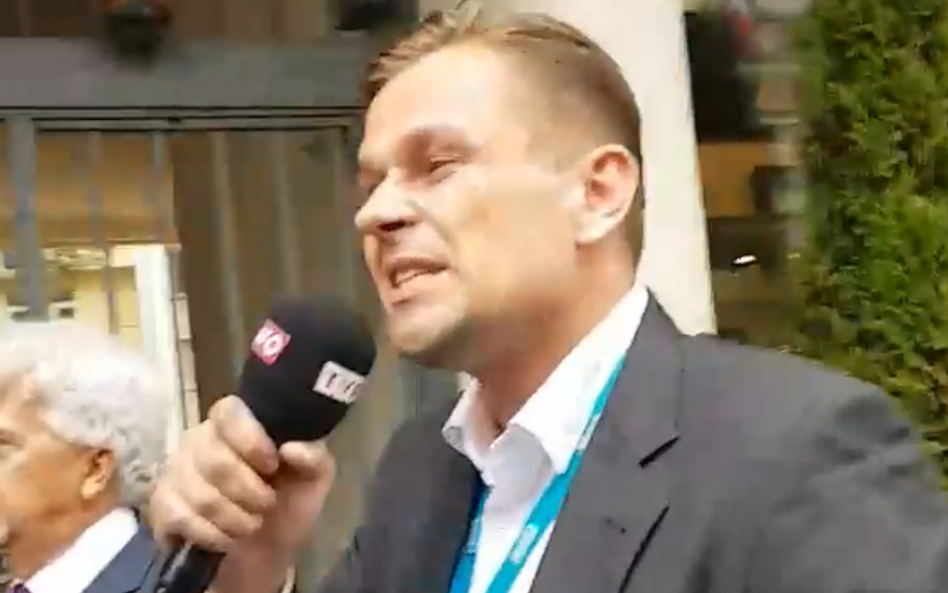 Reporter TVP Info Łukasz Sitek zawieszony. Awantura w pociągu