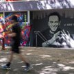 Graffiti z podobizną Aleksieja Nawalnego na budynku w Genewie. "Bohater naszych czasów" - głosi napi