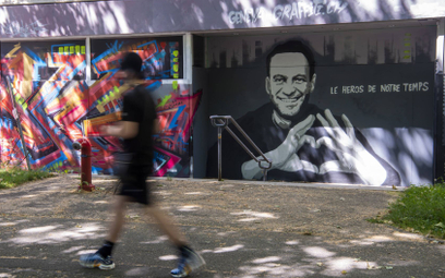 Graffiti z podobizną Aleksieja Nawalnego na budynku w Genewie. "Bohater naszych czasów" - głosi napi
