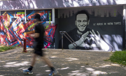 Graffiti z podobizną Aleksieja Nawalnego na budynku w Genewie. "Bohater naszych czasów" - głosi napi