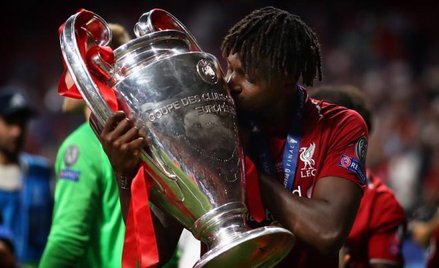 W czerwcu puchar całował Divock Origi z Liverpoolu. Kto ucałuje go w maju 2020 r. w Stambule?