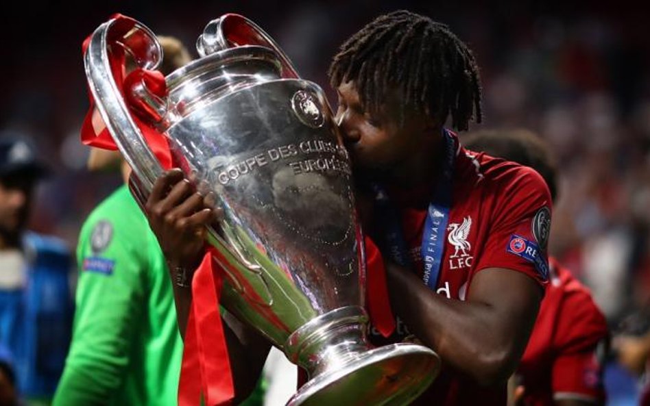 W czerwcu puchar całował Divock Origi z Liverpoolu. Kto ucałuje go w maju 2020 r. w Stambule?