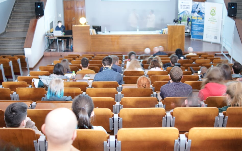 ZUS przypomina studentom o ważnym obowiązku. Mogą nie dostać pieniędzy