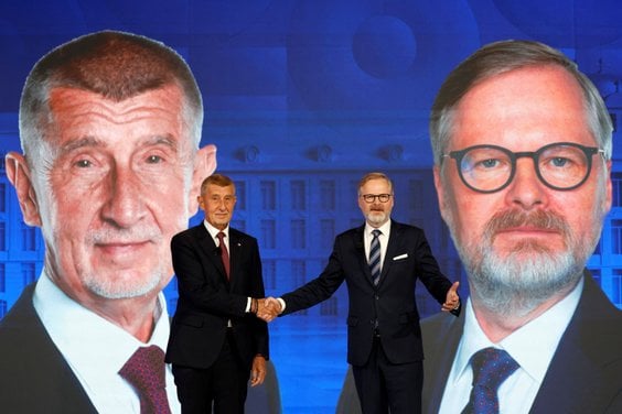 Premier Czech Petr Fiala (z prawej) i lider partii ANO Andrej Babiš podczas debaty telewizyjnej w Pr