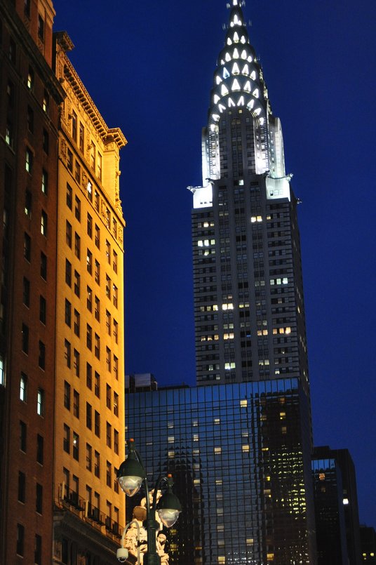 Chrysler Building prezentuje się niezwykle efektownie po zmroku.