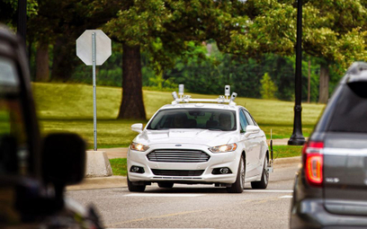 Autonomiczny samochód Forda Fusion Hybrid, jeżdżący po ulicach miasta Dearborn w Michigan