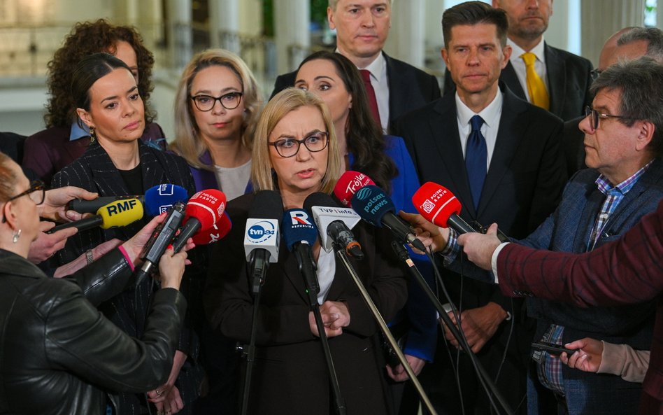 inister klimatu i środowiska Paulina Hennig-Kloska (C) oraz politycy Polski 2050: Aleksandra Leo (L)