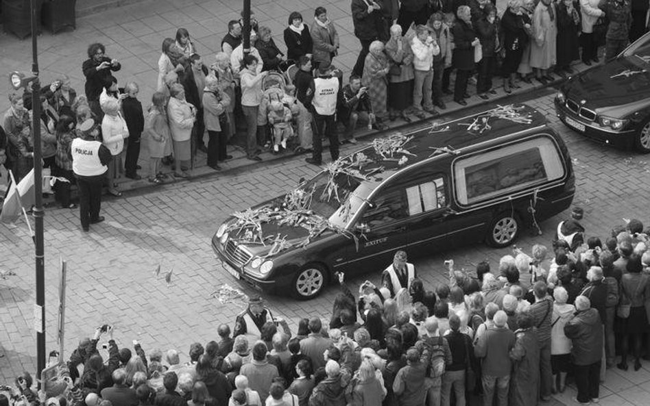 Uroczysty kondukt przejechał przez ulice Warszawy