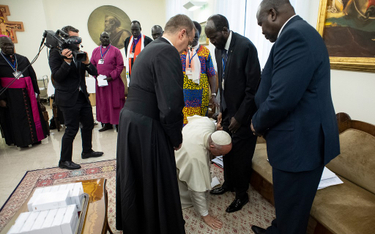 Papież Franciszek prosił na kolanach o pokój. "Proszę was jak braci"