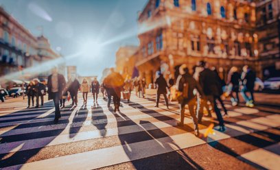 Osoby w średnim wieku nie są już najbardziej nieszczęśliwe. Teraz problem dotyczy młodych ludzi