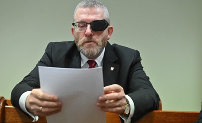 Prezes Konfederacji Korony Polskiej, europoseł Grzegorz Braun na sali rozpraw Sądu Rejonowego dla Wa