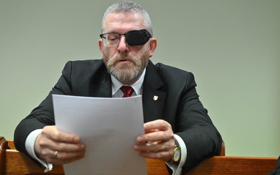 Prezes Konfederacji Korony Polskiej, europoseł Grzegorz Braun na sali rozpraw Sądu Rejonowego dla Wa