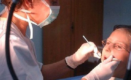 Wśród przyczyn złego stanu zębów stomatolodzy wymieniają m.in. brak opieki stomatologicznej w szkoła