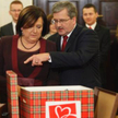 Para prezydencka Anna i Bronisław Komorowscy w ramach akcji „Szlachetna paczka” przygotowała podarun