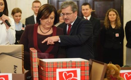 Para prezydencka Anna i Bronisław Komorowscy w ramach akcji „Szlachetna paczka” przygotowała podarun
