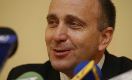 Sondaż: PO już prawie dogoniła PiS. A Macierewicz musi odejść