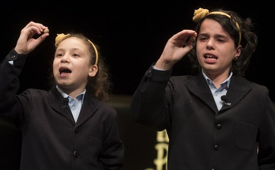 Dzieci ze szkoły San Ildefonso śpiewają zwycięski numer 03347 w tegorocznej loterii. Ceremonia odbył