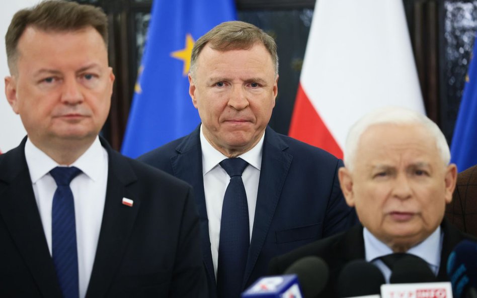 Mariusz Błaszczak, Jacek Kurski i Jarosław Kaczyński podczas wieczoru wyborczego, 9 czerwca