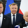Mariusz Błaszczak, Jacek Kurski i Jarosław Kaczyński podczas wieczoru wyborczego, 9 czerwca