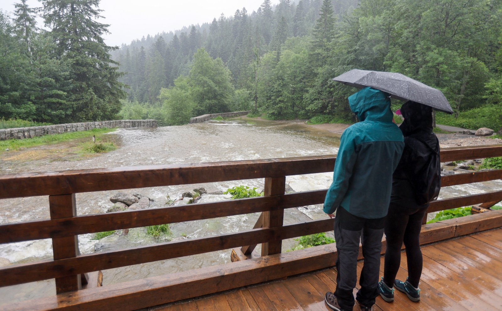 Niż genueński nad Polską nie odpuszcza. IMGW zaktualizował ostrzeżenia o ulewach