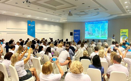 Agenci turystyczni wysłuchali prezentacji o ofercie touroperatora na sezon zima 2024/2025