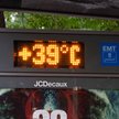 Publiczny wyświetlacz temperatury wskazuje +39 stopni Celsjusza podczas wysokich temperatur w Madryc