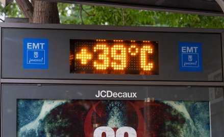 Publiczny wyświetlacz temperatury wskazuje +39 stopni Celsjusza podczas wysokich temperatur w Madryc
