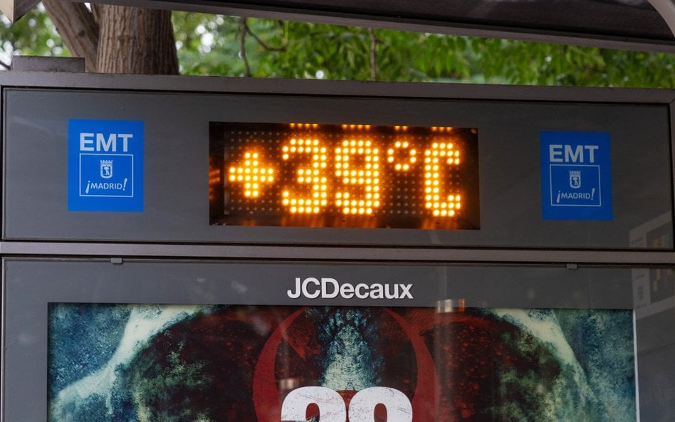 Publiczny wyświetlacz temperatury wskazuje +39 stopni Celsjusza podczas wysokich temperatur w Madryc
