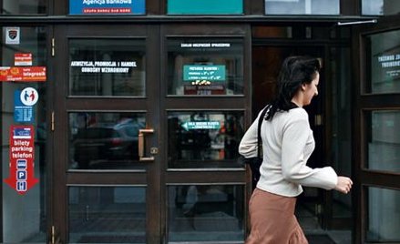 Osoba, która pobrała nienależne świadczenie, zobowiązana jest do jego zwrotu do ZUS wraz z odsetkami