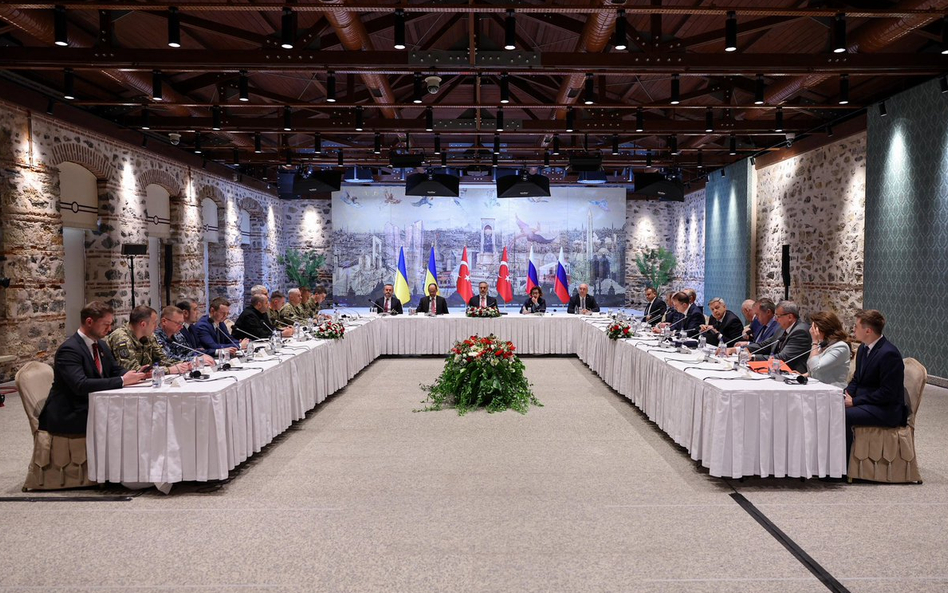 Zdjęcie z I tury negocjacji w Stambule, udostępnione przez szefa MSZ Turcji Hakana Fidana