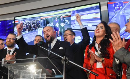 13 października, tuż po ogłoszeniu sondażowych wyników wyborów: euforia Konfederacji...