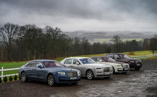 Kawalkada Rolls-Royce'ów w Miedziance, wsi na Dolnym Śląsku. Tu niegdyś wydobywano uran.