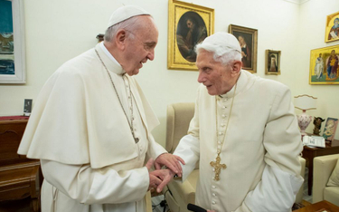 Benedykt XVI broni celibatu księży