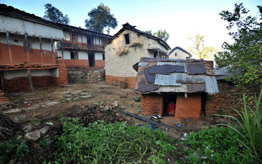 Nepal: Wygnana z domu za miesiączkę nie żyje. Jej dzieci też
