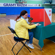 Głosowanie w jednym z lokali wyborczych w Poznaniu