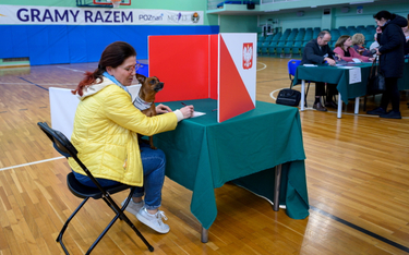 Głosowanie w jednym z lokali wyborczych w Poznaniu
