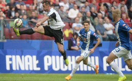 Piłkarz Legii Warszawa Marek Saganowski (L) oraz Marcin Kamiński (C) i Paulus Arajuuri (P) z Lecha P