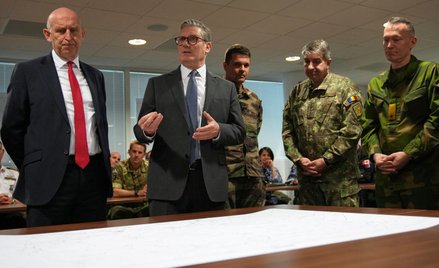 Brytyjski premier Keir Starmer w czasie wizyty w bazie wojskowej